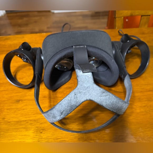 Oculus VR Headset with Controllers - Picture 5 of 6